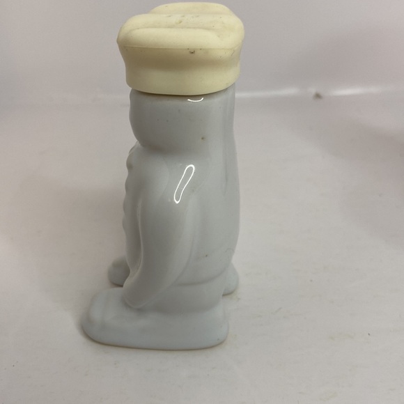 Salt and Pepper Shakers Hugging Chefs - Picture 8 of 15